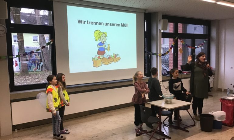 Schulversammlung zum Thema Mülltrennung